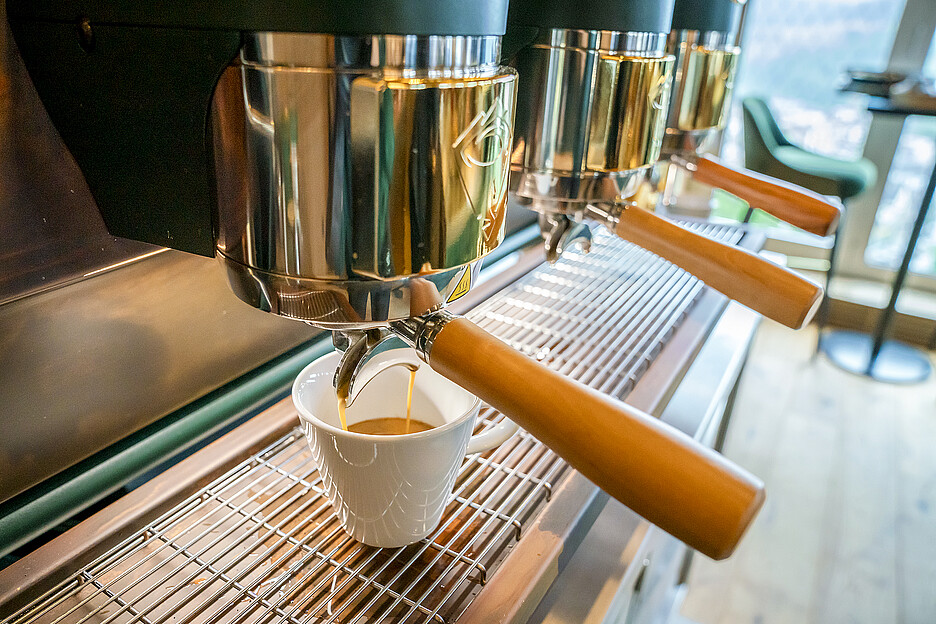 Die Kolben-Maschine verfügt über drei Brühgruppen mit jeweils separatem Boiler, so dass jederzeit eine konstante Wassertemperatur und damit beste Kaffeequalität bei hoher Leistung garantiert werden kann.