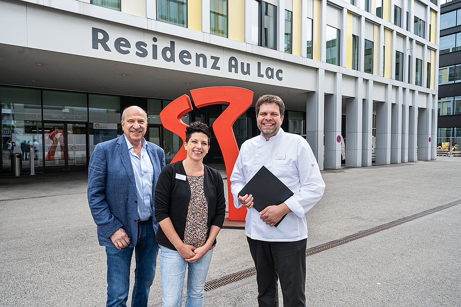 Barbara Bürgy, Leiterin Betreuung und Pflege, und Küchenchef Simon Moser sind sehr zufrieden mit der ScanBox Food2Go-Servicestationen, die Beat Schmalz, Geschäftsinhaber der Schmalz AG, nach ihren Wünschen angepasst und in Betrieb genommen hat. 
