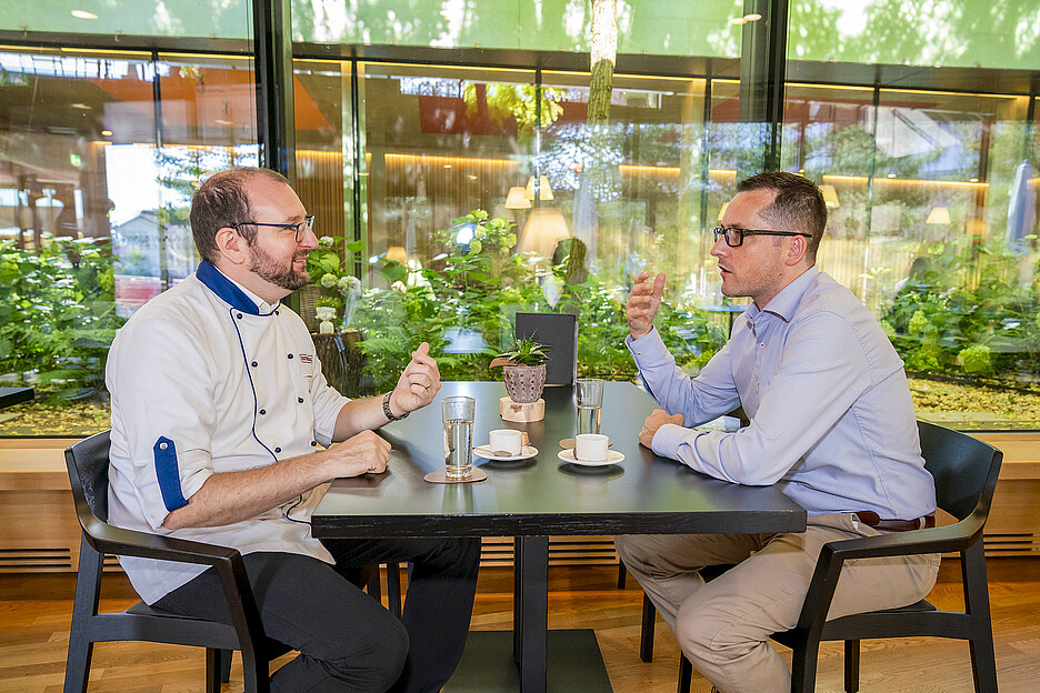 Von Chef zu Chef: Marcel Schönenberger (l.), National Corporate Chef bei Rational Schweiz AG, im Gespräch mit Benjamin Schmid, Leiter Hotellerie / Facility Management vom APZ Bruggwiesen.