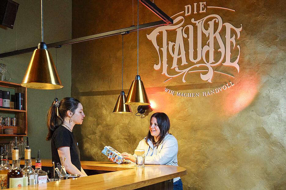 Delico AG beliefert Getränkehändler mit OGGS Aquafaba, einem Eiweissersatz, der in Bars zunehmend eingesetzt wird. Product Managerin Daniela Lehmann erläutert die Vorteile wie Nachhaltikgeit, präzise Dosierung oder die ungekühlte Lagermöglichkeit.