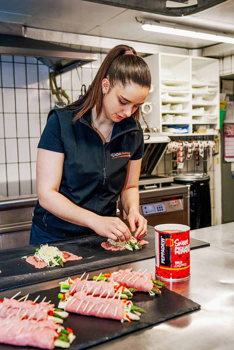 Lea Inauen, Mitarbeiterin der Wetter Metzg, bereitet die Kalbs-Spargel-Päckli für die Frischetheke der Metzgerei vor.