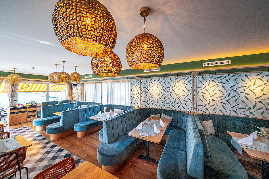 Im Wintergarten sind die Nischen mit den gepolsterten Bänken heute gefragter als die Fensterplätze, inklusive Steckdosen für mobiles Arbeiten.