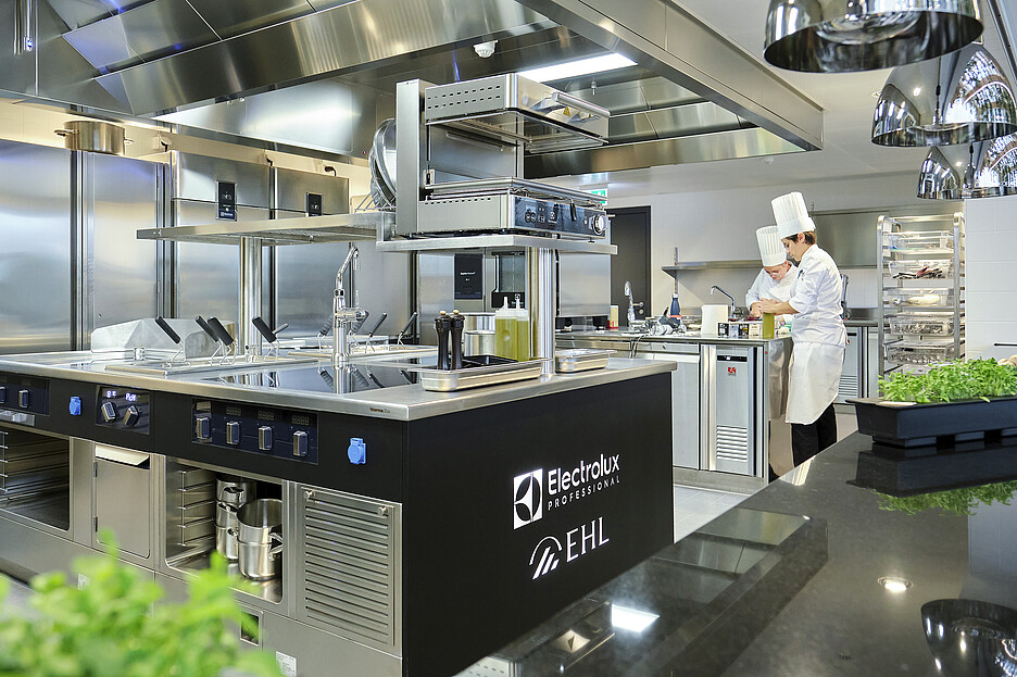 Weil die Küchenteams wöchentlich wechseln und acht bis zwölf Studierende gleichzeitig kochen, wurde der Herd so angelegt, dass er von beiden Seiten bedient werden kann.