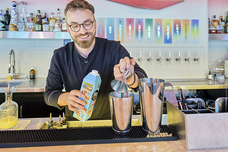 Tipsy-Tiger-Gastgeber Luca Huber setzt beim Mixen von Cocktails schon seit Jahren auf Aquafaba von Delico. Seine Kreationen lassen sich aus den Zapfhähnen hinter ihm direkt ins Glas abfüllen.