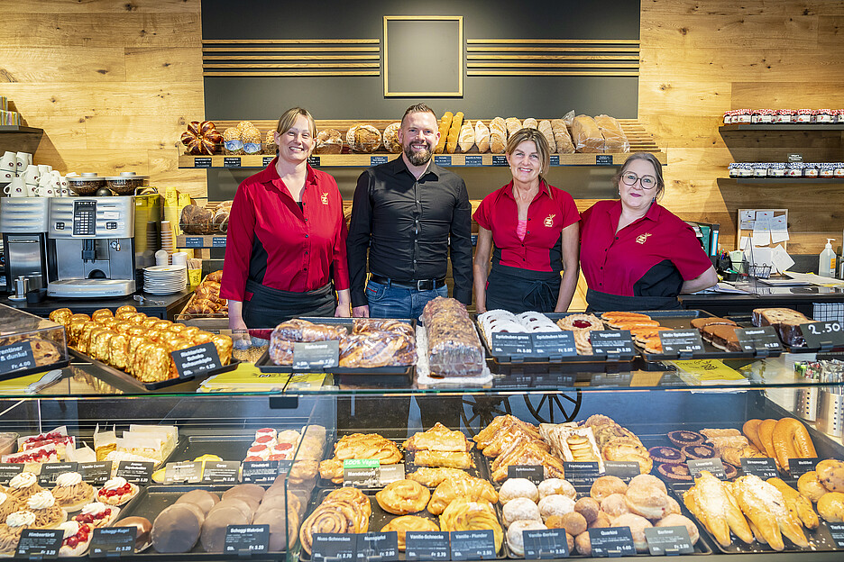 Marius Ziegler, Leiter der Bäckerei Ziegler Brot AG, und sein Team bedienen ihre Kundinnen und Kunden stets mit einem freundlichen Lächeln.