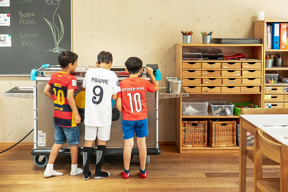 Viele Kinder aus Wohlen und Umgebung erhalten täglich frische und ausgewogene Mahlzeiten aus der Culinaria-Küche. Diese werden kalt angeliefert und anschliessend in Multiserv-Wagen von Socamel automatisch und zeitgenau regeneriert.