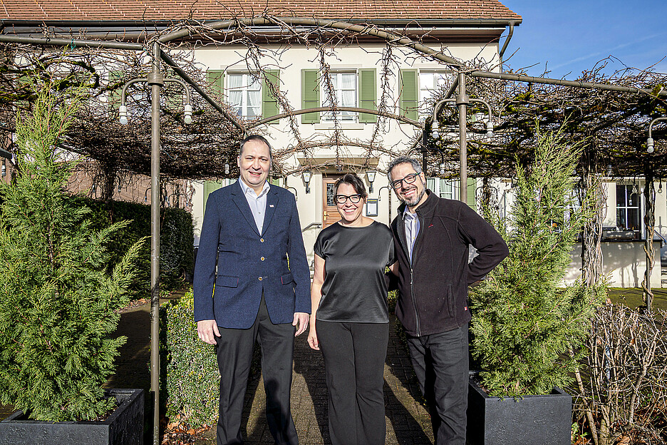Gemeinsame Werte verbinden: Familientradition in vierter Generation, regionale Verankerung und ein hoher Qualitätsanspruch. Dafür stehen Isabelle Buser-Renz und ihr Mann Dominik Buser, Gastgeber im Restaurant Lindenhof, ebenso wie Rolf Thalmann, Verkaufsberater der Rex-Royal (l.).