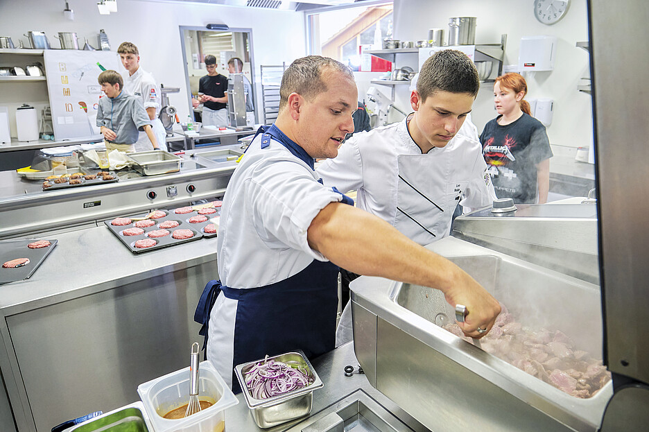 Richtig anbraten im iVario: Marco Rasera von Rational (l.) zeigt, wie es geht.