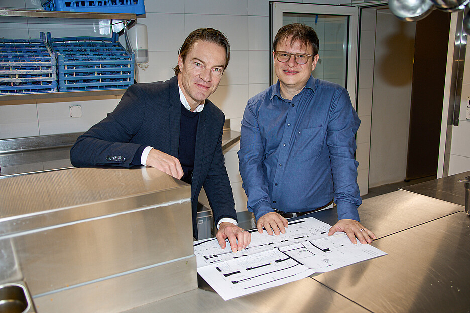 Roger Burkhardt (l.), Geschäftsführer der Hotel Kreuz Bern AG, legte Wert auf ein nachhaltiges Konzept, das wirtschaftlich und technisch überzeugt, einen Anspruch, den Pascal Krebs, Planer und Vorsitzender der Geschäftsleitung von H Plus S, vollumfänglich erfüllte.