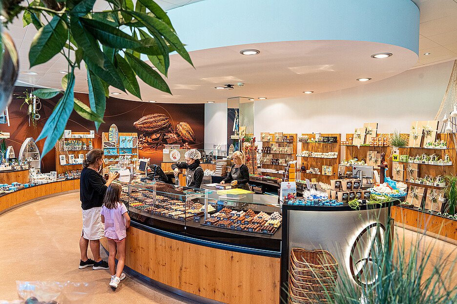 Aeschbach Chocolatier tritt selten unter eigenem Namen auf – ausser in seinen drei Läden, die gleichzeitig Marktforschungsstationen sind, weil dort der Geschmack der Endkonsumentinnen und -konsumenten abgeholt werden kann.