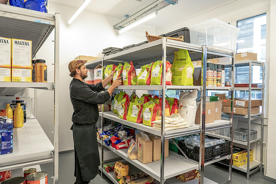 Die Steffen Gastro AG hat am neuen Standort nicht nur die Multiserv-Wagen von Socamel eingeführt, sondern auch Regale und Rollmaterial geliefert.