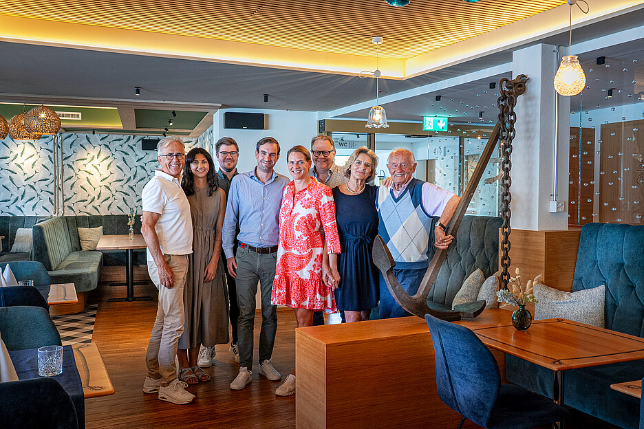 Generationenwechsel im Bild: Caroline Reber und Juri Seidel mit Marianne und Manfred Beutler (r.) sowie dem Gschwend-Team mit Hans Brönnimann und Andreia Dos Santos, Innenarchitektur (l.) und der Geschäftsführung Samuel und Raymond Zürcher (3.u.6.v.l.).
