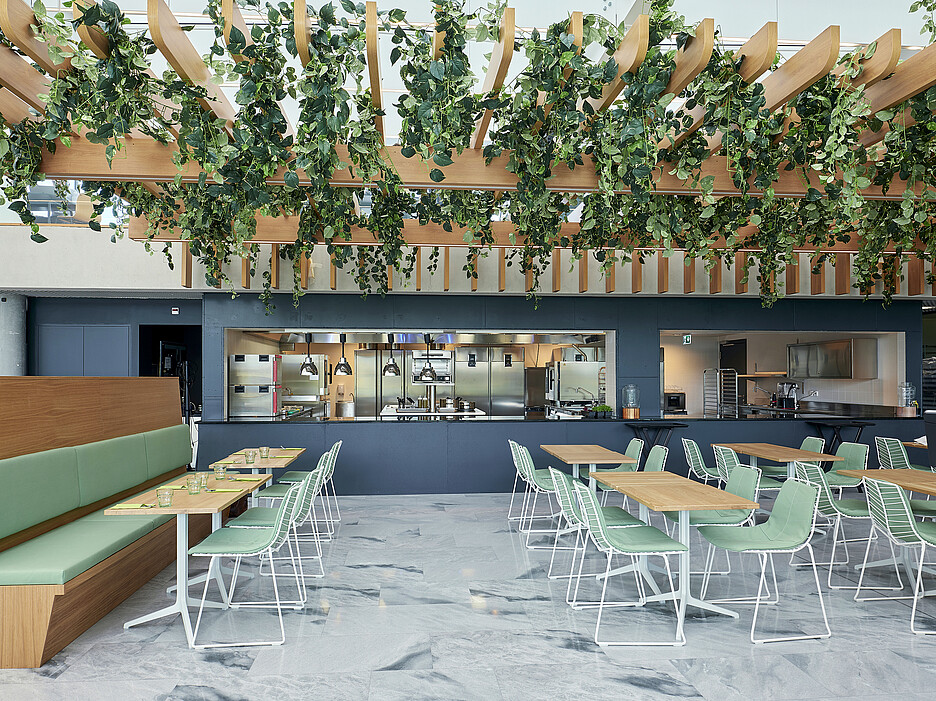 Von Fine Dining bis Fast Casual: Die EHL betreibt zwölf Ausbildungsrestaurants, darunter das neue Shadwood mit rein pflanzlicher Küche, das im Rohbau innert zwei Monaten zu einem voll funktionsfähigen Outlet mit offener Küche und einladendem Gästebereich ausgebaut wurde.