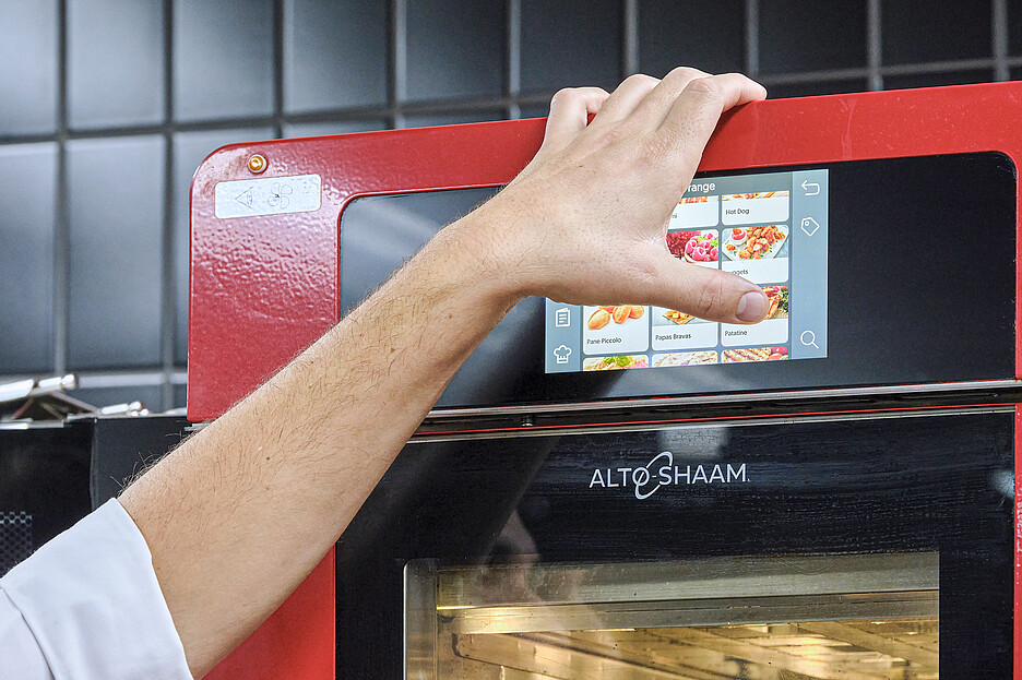 Kristina Bladecki von Alto-Shaam erklärt den Vector H Multi-Cook-Oven mit seinen vier komplett getrennten Kammern, die eigenständig arbeiten, ohne Übertragung von Hitze, Gerüchen oder Geschmack. Jede Kammer lässt sich individuell steuern, die Bedienung ist erstaunlich einfach.