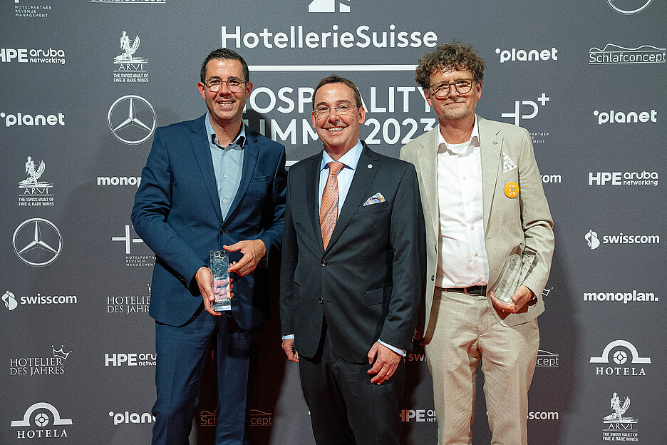 Christian Eckert (links), Director der THE OMNIA Mountain Lodge in Zermatt, durfte den Preis «Hotelier des Jahres 2023» am Summit entgegennehmen.