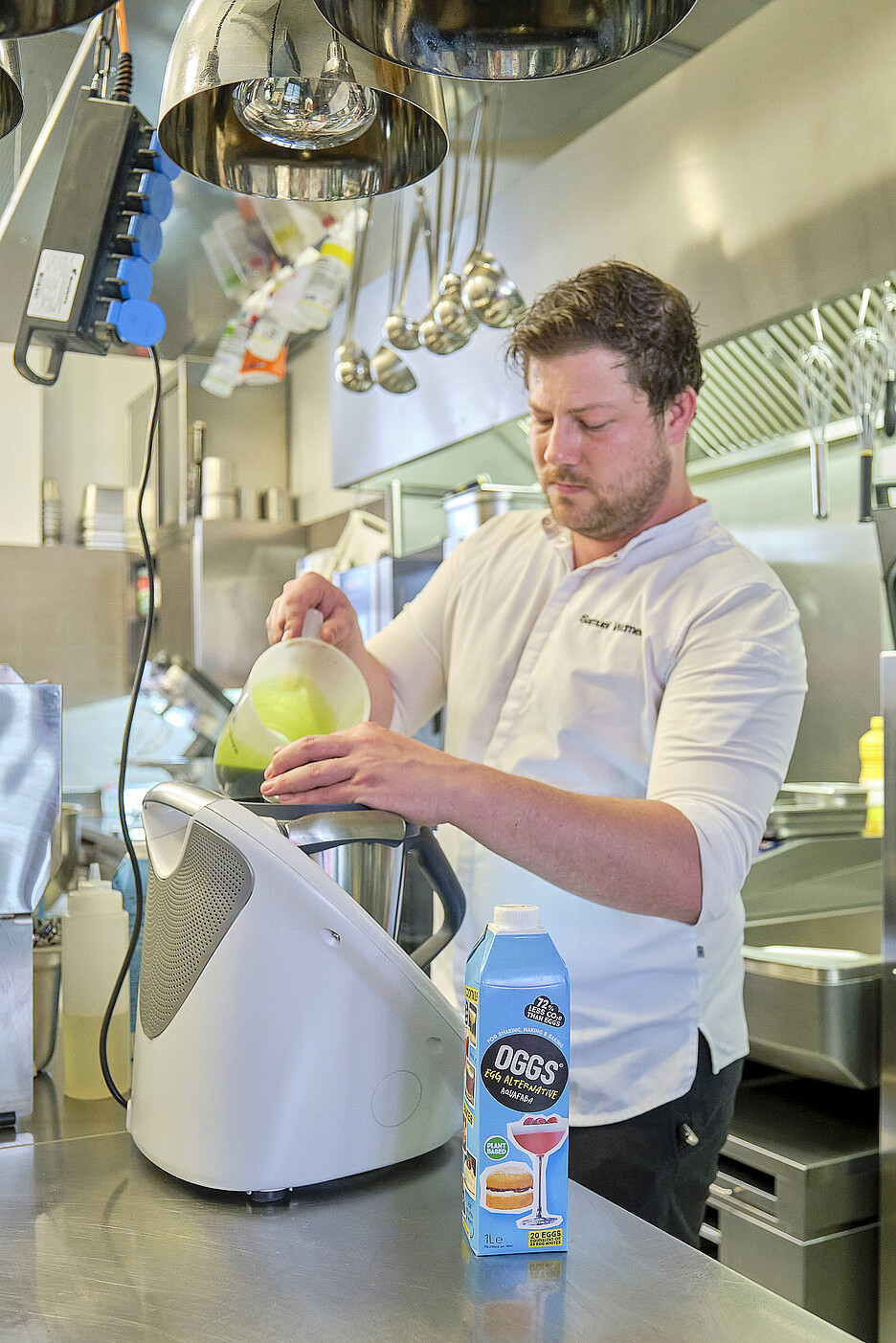 Bei seiner hausgemachten Tipsy Sauce setzt Tipsy-Tiger-Küchenchef Samuel Widmer auf OGGS Aquafaba als Ei-Ersatz.