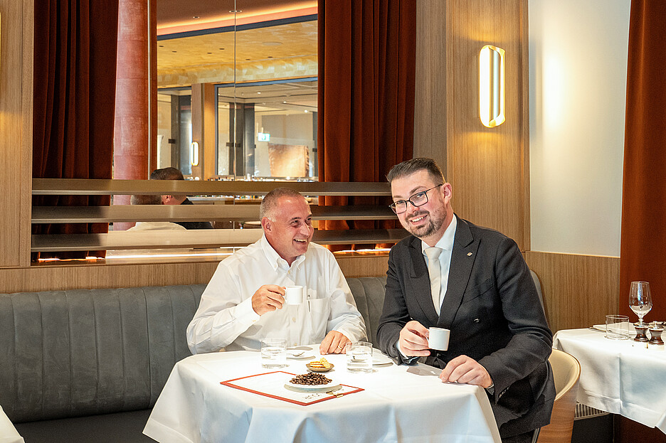 Höchst zufrieden zeigt sich F&B-Manager Georg Keller (r.) mit der Zusammenarbeit mit Thomas Merki, Verkaufsberater von Franke Coffee Systems. 