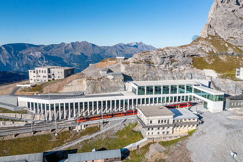 Die Station Eigergletscher mit dem gleichnamigen Restaurant am Fuss der Eigernordwand ist Umsteigepunkt zum Jungfraujoch und zugleich Startpunkt für alpine Wander- und Skitouren.
