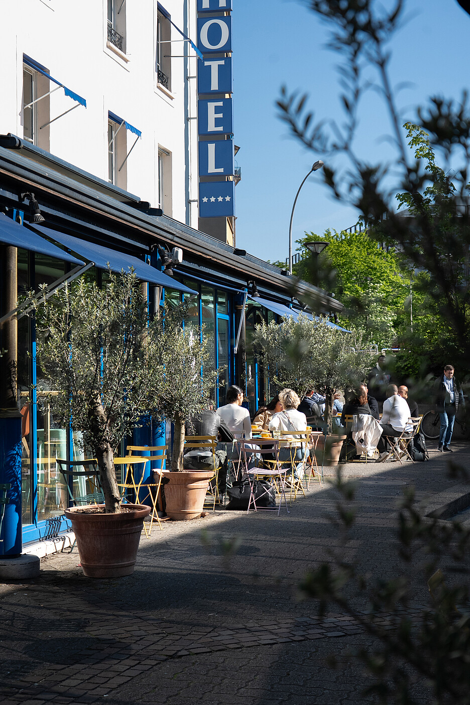 Die Terrasse von Oh Martine! erinnert an Südfrankreich, eine Einladung zum Reisen.