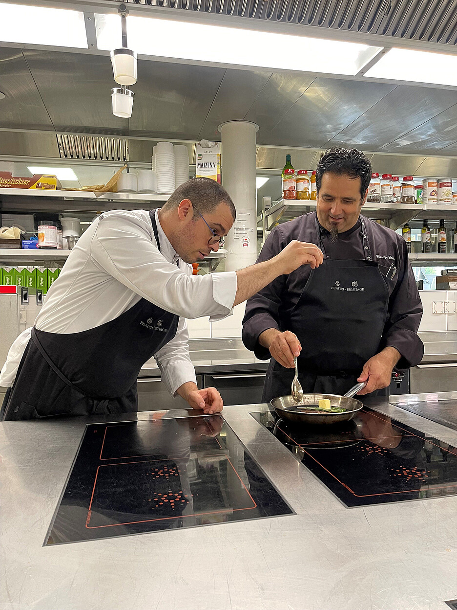 Küchenchef Giuseppe Colella (rechts) zusammen mit Andrea «in Action».