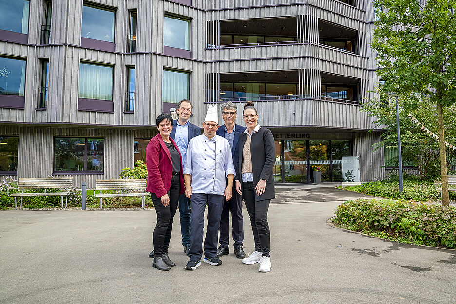 Sie freuen sich über die heimeigene «Bijou-Küche» (vorne v.l.): Margrit Rohrer, Leiterin Hotellerie-Hauswirtschaft, Küchenchef Patrick Weber und Erika Rohrer, Direktorin der Residenz Am Schärme mit (hinten v.l.) Adrian Seeholzer, Gebietsverkaufsleiter, und Walter Nef, Verkaufsdirektor bei Menu System.