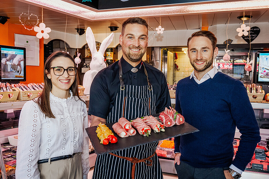 Marcel Wetter (Mitte) präsentiert seine Peppadew-Eigenkreationen flankiert von Larissa Lanzilotto, Product Manager der Delico AG, und Nicolas Spiegel, Key Account Manager der Delico AG.