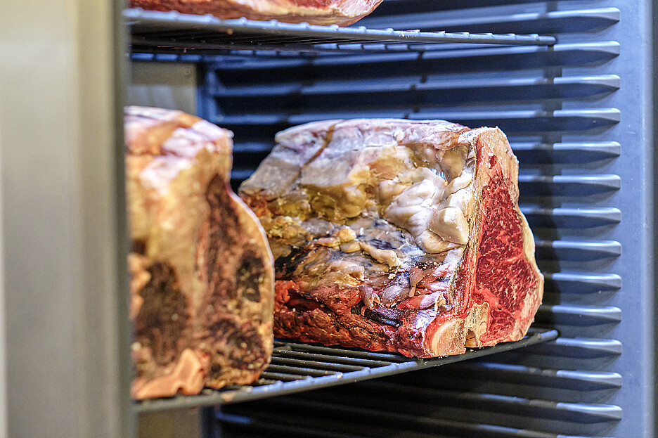 Das Dry-Aged-Beef ist das Markenzeichen von Simon’s Steakhouse und reift während 30 bis 90 Tagen – die Gäste haben die Wahl.