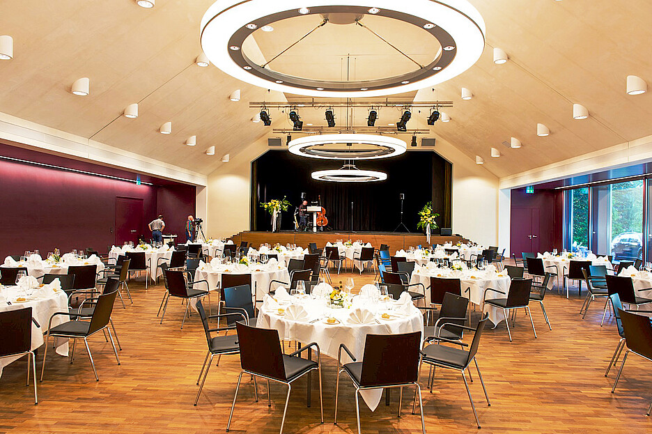 Der moderne Saal bietet sich für Businessevents aber auch private Anlässe wie Hochzeiten an.