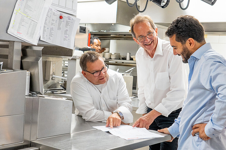 Eine gute Planung ist das A und O: Nicolas Perrenoud, Mitinhaber der Brasserie mit Christophe Petermann, Beratung, Konzepte & Objektplanung (l.) und Alain Bochud, Berater Kochsystemtechnik und Apparate.