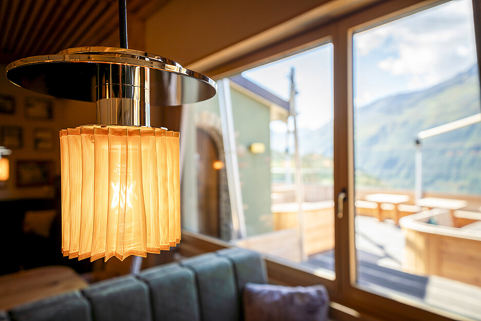 Das warme Licht eines Sommerabends in den Bergen prägt das Lichtkonzept der gesamten Alp-Hittä und das trotz unterschiedlicher Leuchten.