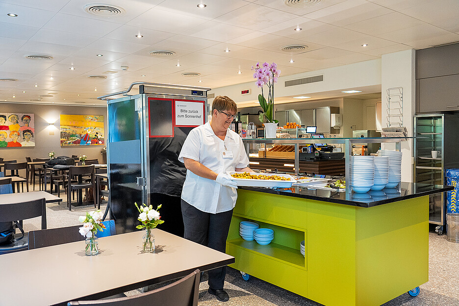 Vor dem Mittagsservice im Tea-Room: Nadja Lüthi, Gastronomieleiterin Engeriedspital, muss die Speisen aus der ScanBox nur noch regenerieren.