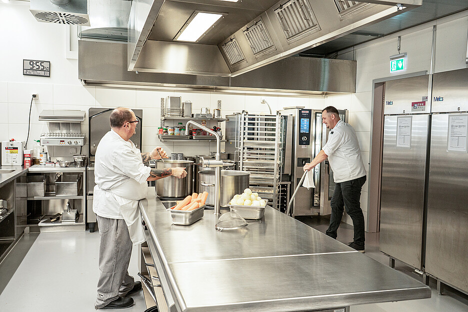 Die Herdanlage von Menu System bietet viel Flexibilität. Das bestätigen Fabian Rohner (l.), Küchenchef am Standort Reinach, und André Marx, stellvertretender Betriebsleiter der Hotellerie ESB.