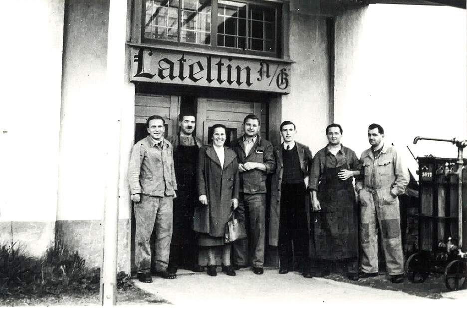 1940 – ein stolzes Team vor der Lateltin-Produktion in Zürich.