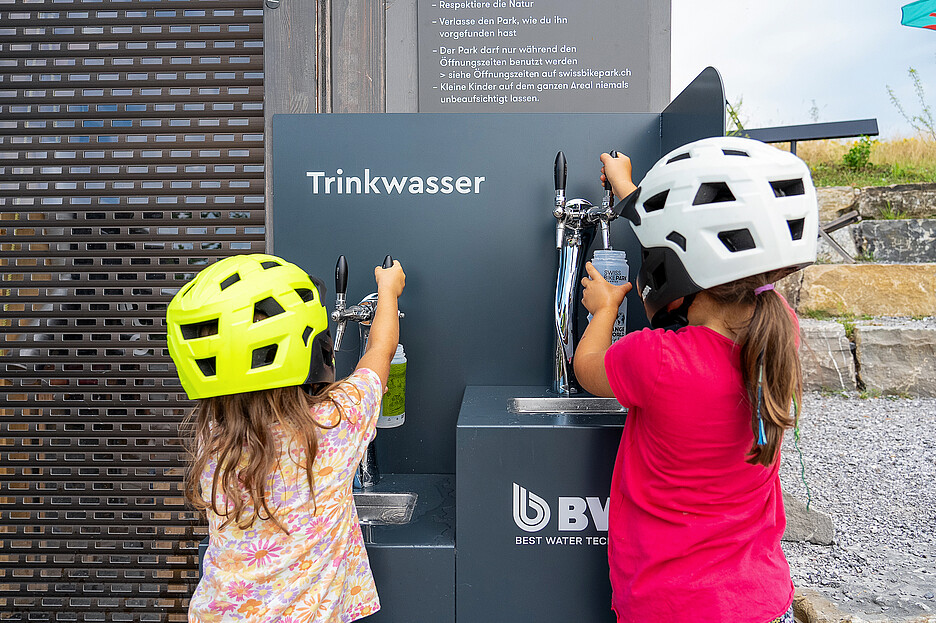 Damit auch die Kleinsten ihre Flasche auffüllen können: Die Outdoor-WasserBar von BWT mit zwei Zapfhähnen in unterschiedlichen Höhen.