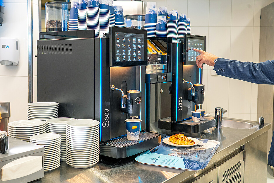 Die Inbetriebnahme der neuen Kaffeemaschinen war ein entscheidender Schritt, da die Maschinenparameter an die besonderen Bedingungen in dieser Höhenlage angepasst werden mussten.
