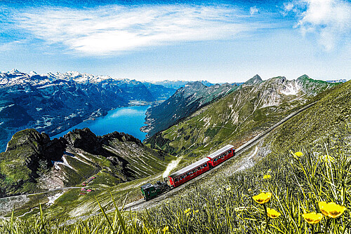 Une expérience unique en montagne: quelques impressions de la vue panoramique et de l’auberge de montagne Rothorn Kulm au sommet du Brienzer Rothorn.