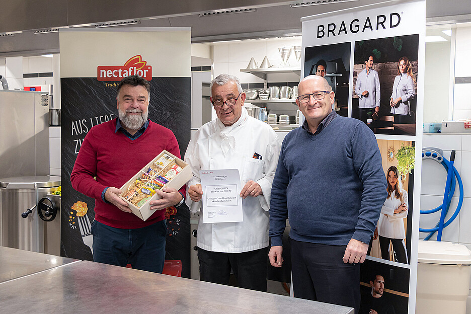 Reto Mühle, Key Account Manager Gastronomie Narimpex AG, Willi Hürlimann, Seniorenheim, Pascal Scheeck, Geschäftsführer Bragard Schweiz AG (v.l.n.r.).