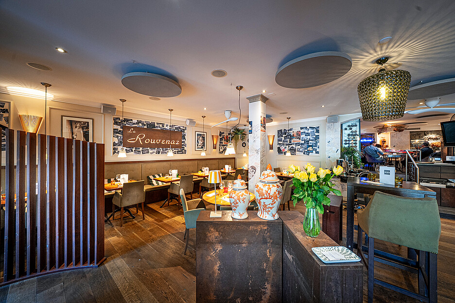 Das La Rouvenaz ist ein beliebter Treffpunkt für Stammgäste, Angestellte aus den benachbarten Büros und Reisende, die Montreux entdecken möchten.