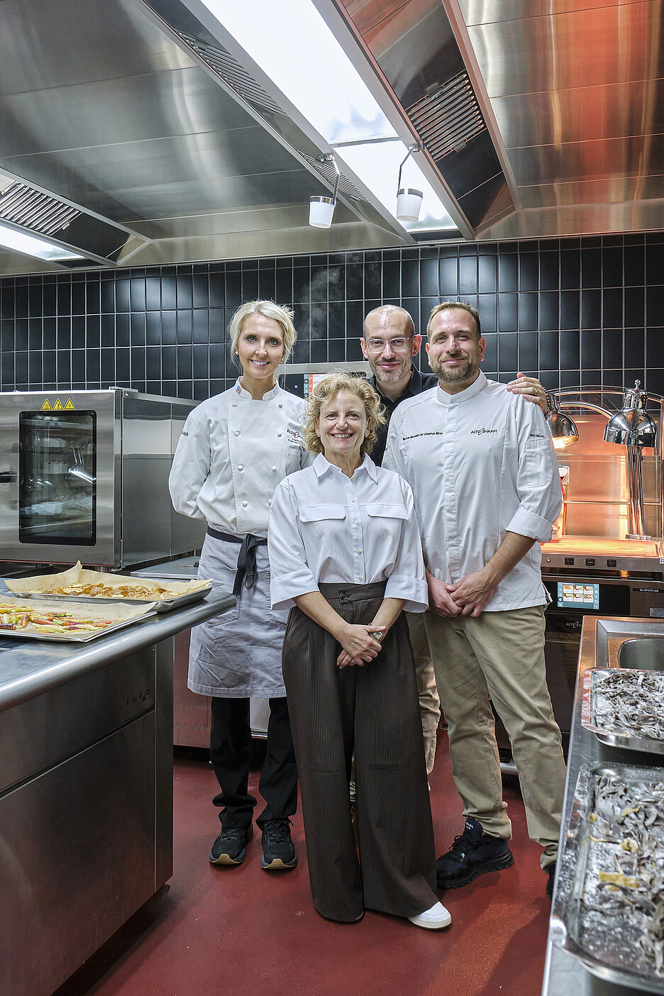 Im Einsatz für Alto-Shaam (v.l.): Kristina Bladecki, Director of Culinary und Corporate Executive Chef, Edouard Parlier, Geschäftsinhaber der Call me Edouard GmbH und Walter A. De Campos Neto, Executive Chef EMEA sowie Francesca La Chiusa, Sales Director Europe (vorne).