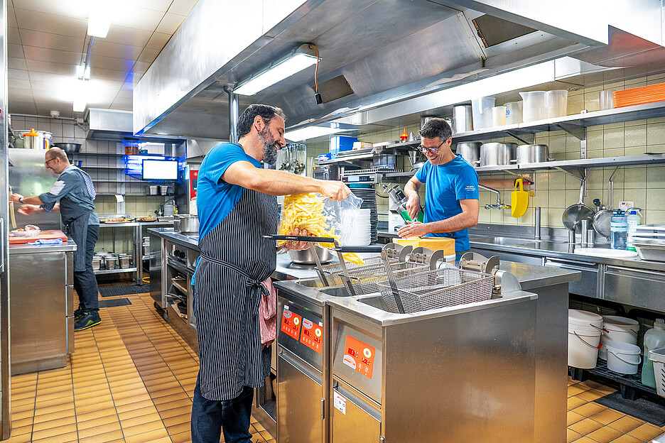 Dank der Vorproduktion von bis zu 800 Gerichten an Spitzentagen kann heute auch bei hohem Gästeaufkommen entspannt gearbeitet werden. Ermöglicht wurde dies durch ein durchdachtes und zeitunabhängiges Produktionssystem sowie Geräte von Hugentobler.