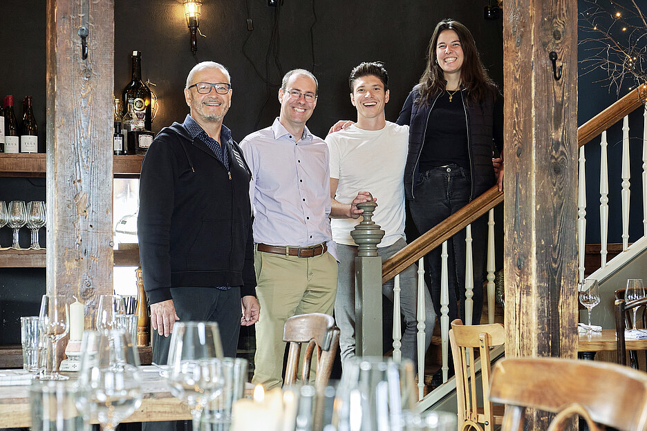 Eine Zusammenarbeit, die funktioniert – fachlich wie menschlich (v.l.): Alfred Hubli, Head of Sales bei Brita, Dominik Bernasconi, Leiter Kundendienst Electrolux Professional, Vasko Ostojic, Key Account Manager bei Electrolux Professional, und Katharina Roulet, Geschäftsführerin der Hafenbeiz.