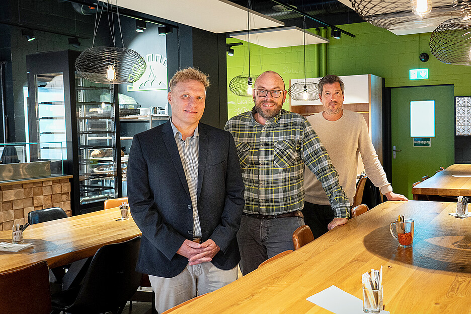 Die Confiserie Berger und Franke Coffee Systems pflegen seit vielen Jahren eine erfolgreiche Zusammenarbeit: Thomas Dreier (l.), Gebietsverkaufsleiter und Patrick Stampfli, Verantwortlicher Marketing Schweiz von Franke Coffee Systems, mit Chris Berger, Geschäftsführer der Confiserie Berger, in der Mitte.