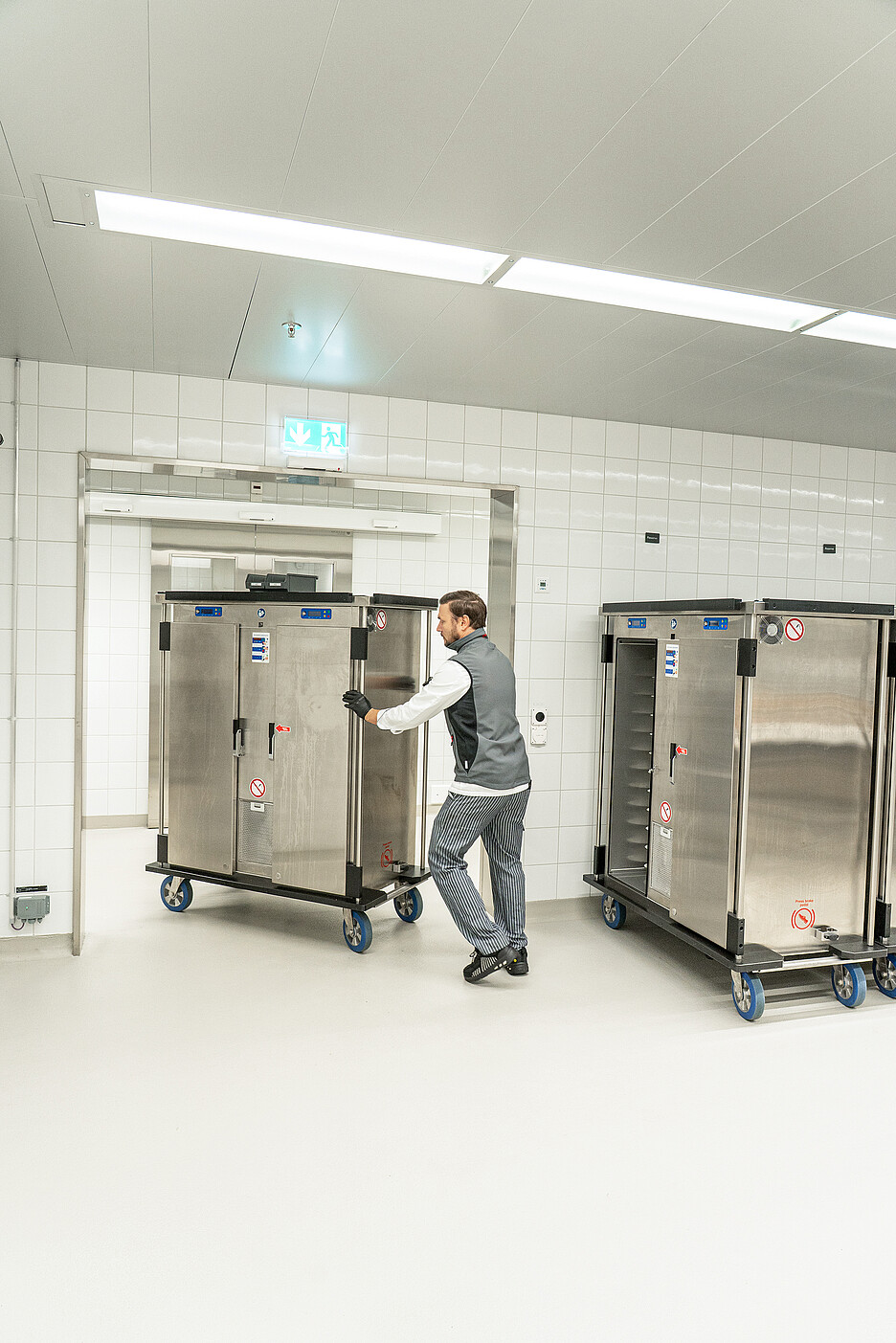 Im Kinderspital stehen neben den Frühstückswagen, Dispensern, ScanBoxen und diversen kundenspezifisch gefertigten Transportwagen zwölf Induktionswagen der Firma Schmalz im Einsatz. Die beiden Abteile der Induktionswagen mit 2x12 Tabletts lassen sich individuell und voneinander unabhängig programmieren.