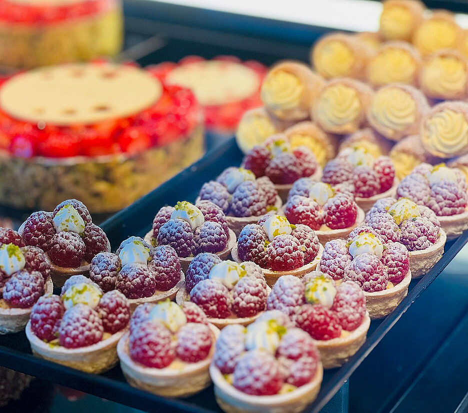 von Rotz (hier im Hauptsitz Lindencham) bietet filialübergreifend eine grosse Auswahl an salzigen Snacks und Leckereien, von zartem Karamell bis hin zu edlen Pralinen aus eigener Schokolade, sowie täglich knusprige Brote, feines Gebäck und Brötchen.