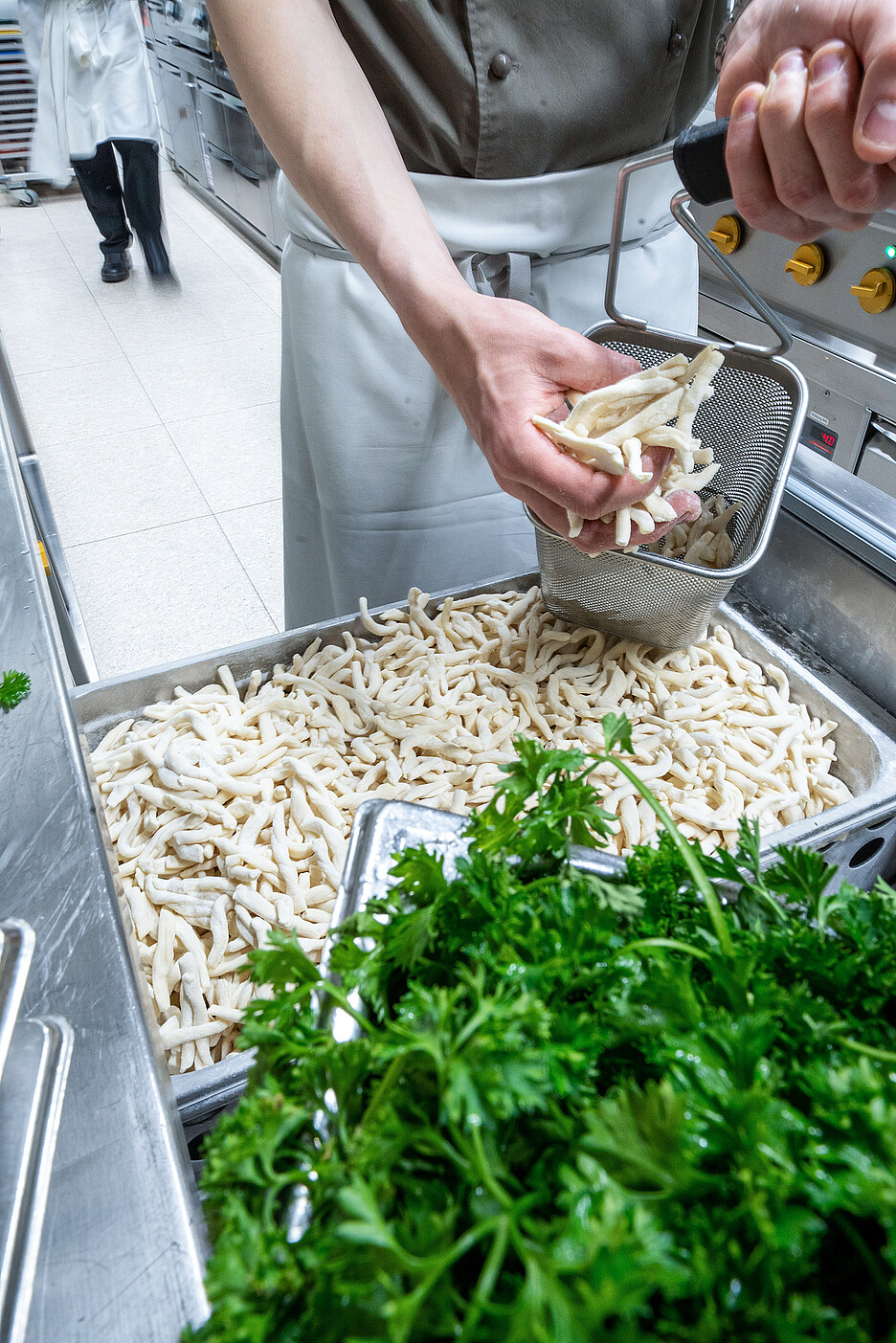 Strozzapreti – eine Spezialität des Hauses, handgemacht, wie die meisten Pastasorten im Luce. Dazu brauchte es eine Produktionsküche im Untergeschoss, die für Events und A la Carte-Service zur Fertigungsküche wird. Die multifunktionale Nutzung – eine Idee der Hugentobler Schweizer Kochsysteme AG.