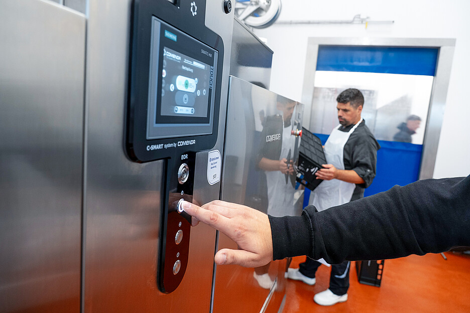 Die Bandgeschirrspülmaschine der Serie NE von Comenda reinigt zahlreiche Kisten in kürzester Zeit, gewartet wird sie jährlich vor Ort und online bei Bedarf.