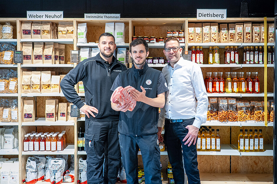 Ein eingespieltes Team (v.l.): Servicetechniker Patrik Kutija, Raffael Jenzer, Geschäftsführer vom Metzgerhuus Stadt und Land, und Marc Allenspach, Verkaufsleiter der Comenda Schweiz AG.