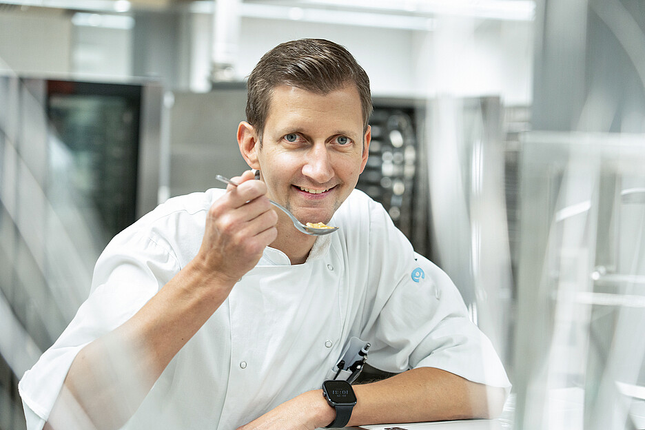 Küchenchef Curdin Baggio verantwortet im Kinderspital Zürich ein engagiertes Team von rund 50 Mitarbeitenden, darunter zwei Lernende.