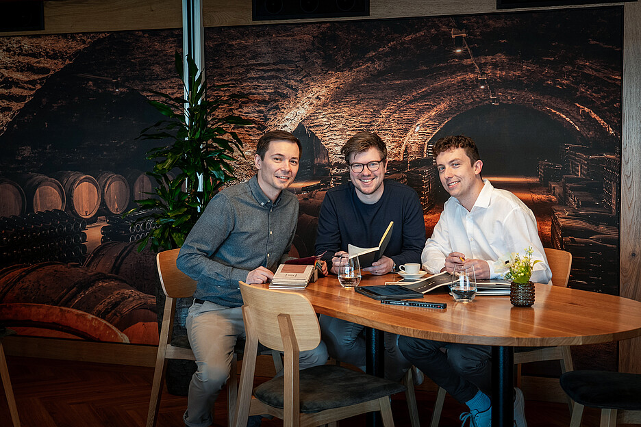 Die dritte beziehungsweise zweite Generation am Start: Im Hotel & Restaurant Frohsinn sind es die Söhne Ronny Krummenacher (l.) sowie Sergio Schlömmer. Bei der Gschwend AG Gastro-Bau ist es Samuel Zürcher, stellvertretender Geschäftsführer und Projektleiter (Mitte).