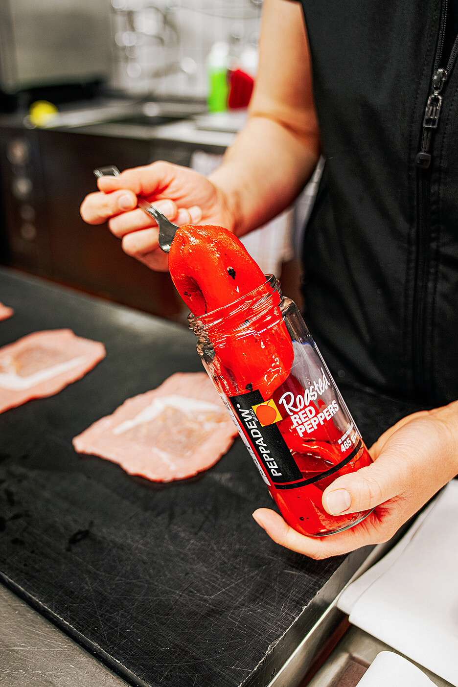 Die geröstete Peperoni von Peppadew wird in der Wetter Metzg mit Frischkäse zu Kalbfleischrollen verarbeitet.